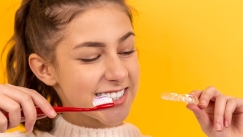 Οδοντίατρος εξηγεί το λάθος που κάνουμε και κιτρινίζουν τα δόντια μας