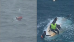 Καρέ καρέ οι δραματικές στιγμές διάσωσης: Ήταν πάνω από 12 ώρες γαντζωμένοι σε αναποδογυρισμένο σκάφος (vid)
